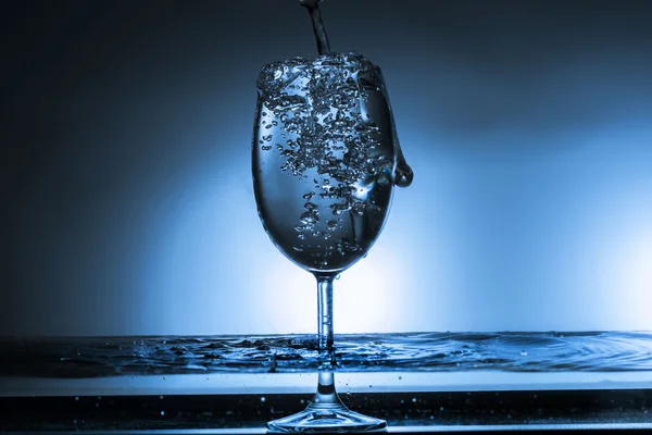 Wasser Glas Wasser spritzen — Stockfoto